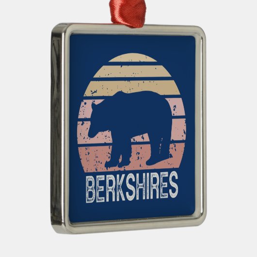 Berkshires Retro Bear Ornament Aus Metall (Rechts)
