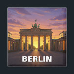 Berlin Deutschland Brandenburg Tor Sonnenuntergang Magnet<br><div class="desc">Das Brandenburger Tor in Berlin ist eine der bedeutendsten Sehenswürdigkeiten Deutschlands und symbolisiert sowohl die turbulente Geschichte des Landes als auch seine Wiedervereinigung. Im späten 18. Jahrhundert unter König Friedrich Wilhelm II. von Preußen erbaut, wurde das neoklassizistische Denkmal durch die Propylae der Akropolis in Athen inspiriert. Das Tor, gekrönt von...</div>
