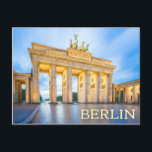 Berlin, Deutschland Postkarte<br><div class="desc">Diese schöne Berliner Postkarte zeigt das Brandenburger Tor. Das Brandenburger Tor spielte eine entscheidende Rolle in der Weltgeschichte von der Zeit des Berliner Beruf Napoleons über den Ersten und Zweiten Weltkrieg bis hin zur Trennung und Wiedervereinigung Deutschlands.</div>