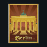 Berlin, Deutschland Postkarte<br><div class="desc">Anderson Design Group ist eine preisgekrönte Illustrations- und Designfirma in Nashville,  Tennessee. Der Gründer Joel Anderson leitet ein Team talentierter Künstler,  um originale Posterkunst zu kreieren,  die wie Vintage Werbedrucke von den 1920er bis 1960er Jahren aussieht.</div>