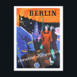 Berlin, Frau vor einem Hotel, Vintag, Reise Postkarte<br><div class="desc">Perfektes Bild für Ihr neues Druckdesign. Es könnte ein schönes Geschenk oder "letzte Touch" für die Dekoration von Zuhause sein.</div>