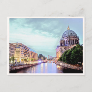 Berliner Dom am Spreeufer bei Nacht Postkarte
