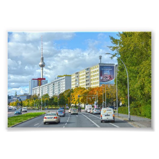 Berliner Fernsehturm und belebte Straße Fotodruck (Vorne)