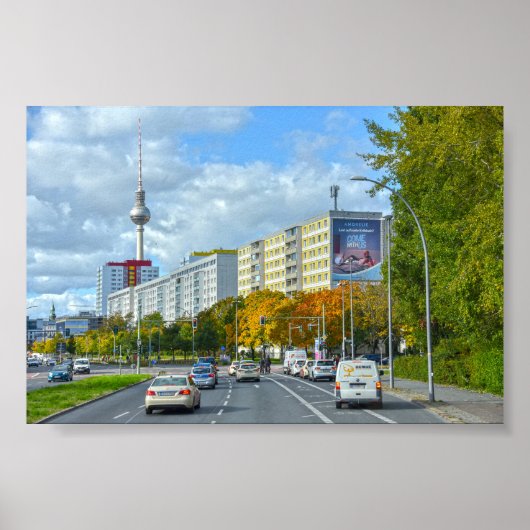 Berliner Fernsehturm und belebte Straße Poster (Vorne)