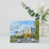 Berliner Fernsehturm und belebte Straße Postkarte (Stehend Vorderseite)