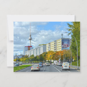 Berliner Fernsehturm und belebte Straße Postkarte