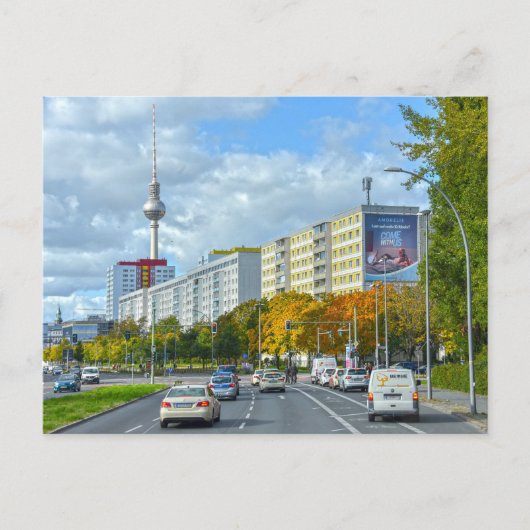 Berliner Fernsehturm und belebte Straße Postkarte (Vorderseite)