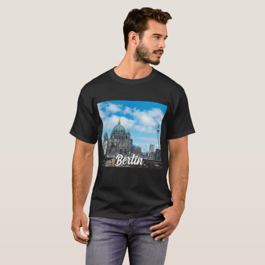 Berliner Kathedrale und Fernsehturm in Berlin T-Shirt (Vorne ganz)