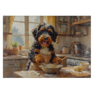 Bernedoodle beim Kochen in der Küche Schneidebrett