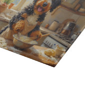 Bernedoodle Cooking in Kitchen Schneidebrett (Ecke)