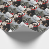 Bernedoodle Dog in Schnee Weihnachten Geschenkpapier (Ecke)