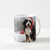 Bernedoodle Dog in Schnee Weihnachten Kaffeetasse (VorderseiteRechts)