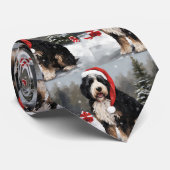 Bernedoodle Dog in Schnee Weihnachten Krawatte (Gerollt)