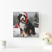 Bernedoodle Dog in Schnee Weihnachten Quadratische Wanduhr (Zuhause)