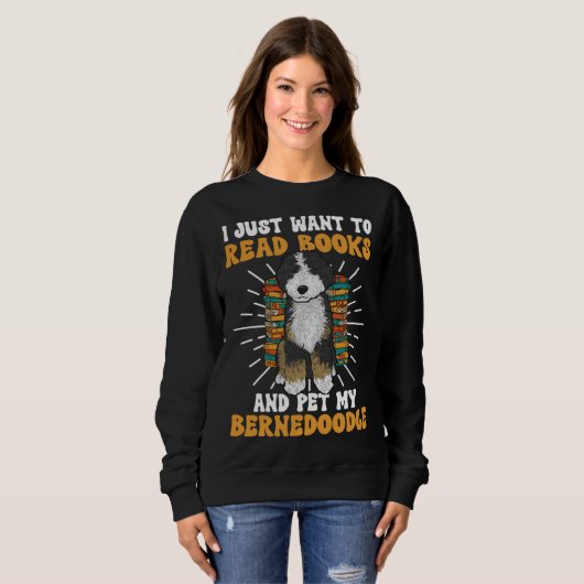 Bernedoodle Dog Reading Books Bernedoodle Sweatshirt (Vorne ganz)