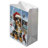 Bernedoodle Dog Winter Wunderland Weihnachten Mittlere Geschenktüte (Rückseite Schrägansicht)
