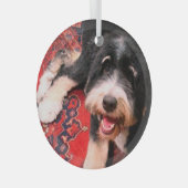 BerneDoodle entspannt sich auf Teppich Ornament Aus Glas (Vorderseite Rechts)