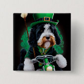 Bernedoodle Hund Fahrrad St. Patrick's Day Button (Vorderseite)