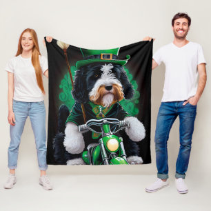Bernedoodle Hund Fahrrad St. Patrick's Day Fleecedecke