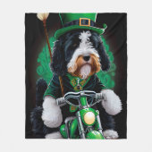 Bernedoodle Hund Fahrrad St. Patrick's Day Fleecedecke (Vorderseite)