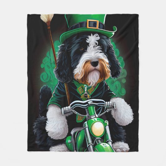 Bernedoodle Hund Fahrrad St. Patrick's Day Fleecedecke (Vorderseite)