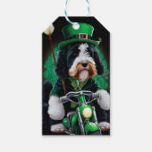 Bernedoodle Hund Fahrrad St. Patrick's Day Geschenkanhänger (Vorderseite)