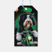 Bernedoodle Hund Fahrrad St. Patrick's Day Geschenkanhänger (Rückseite)