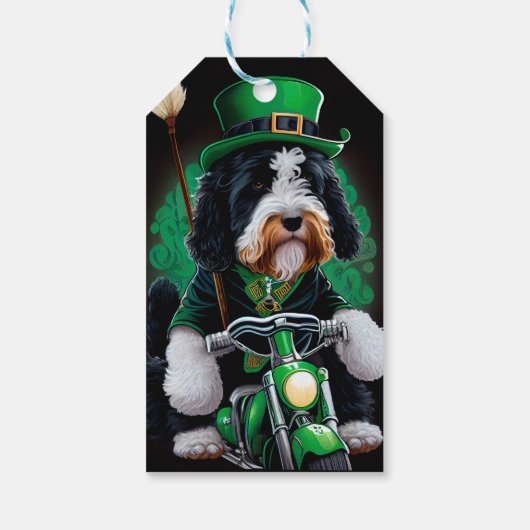 Bernedoodle Hund Fahrrad St. Patrick's Day Geschenkanhänger (Rückseite)