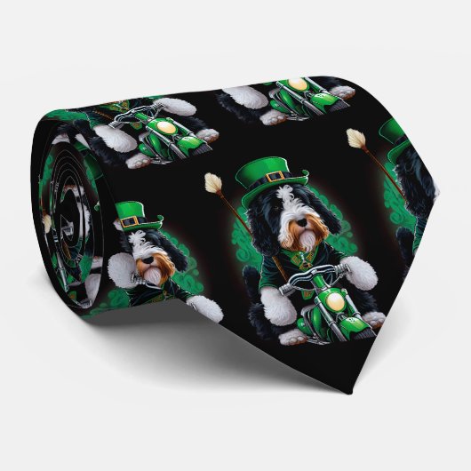 Bernedoodle Hund Fahrrad St. Patrick's Day Krawatte (Gerollt)