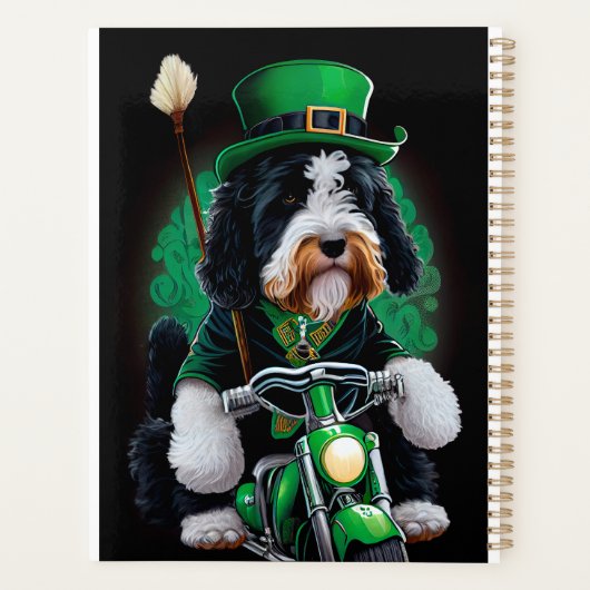 Bernedoodle Hund Fahrrad St. Patrick's Day Planer (Rückseite)