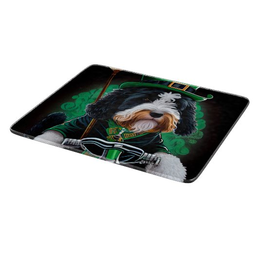 Bernedoodle Hund Fahrrad St. Patrick's Day Schneidebrett (Ecke)