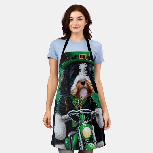 Bernedoodle Hund Fahrrad St. Patrick's Day Schürze (Getragen)