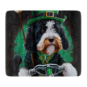 Bernedoodle Hund fährt Fahrrad am St. Patrick's Da Schneidebrett