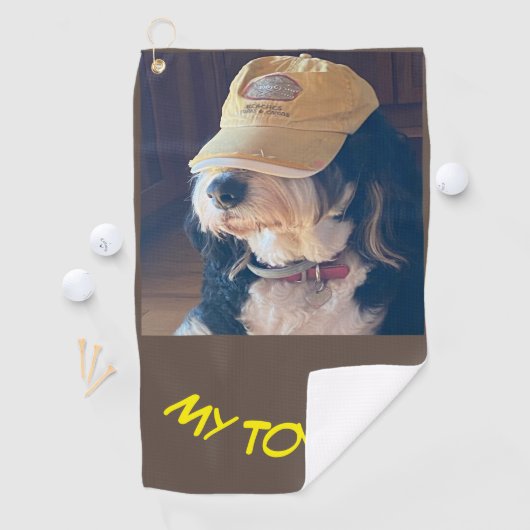 Bernedoodle Hund in Gelbgolfmütze Foto Golfhandtuch (Insitu)