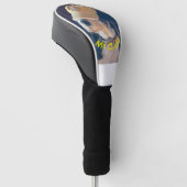 Bernedoodle-Hund mit gelbem Golfhut Golf Headcover (angewinkelt)