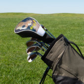 Bernedoodle-Hund mit gelbem Golfhut Golf Headcover (In SItu)