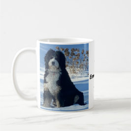 Bernedoodle Hund Schnee Berg blauer Himmel Foto Na Kaffeetasse