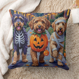 Bernedoodle Hunde beim Trick-or-Treat an Halloween Kissen