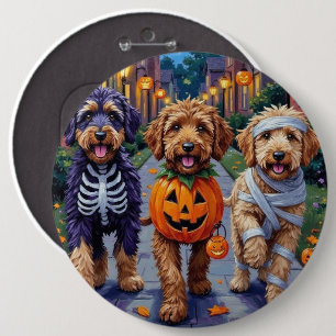 Bernedoodle Hunde Trick-or-Treating in Halloween C Button