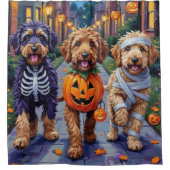 Bernedoodle Hunde Trick-or-Treating in Halloween C Duschvorhang (Vorderseite)