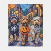 Bernedoodle Hunde Trick-or-Treating in Halloween C Fleecedecke (Vorderseite)