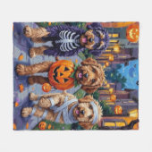 Bernedoodle Hunde Trick-or-Treating in Halloween C Fleecedecke (Vorderseite (Horizontal))