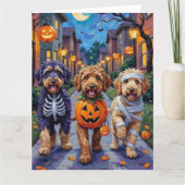 Bernedoodle Hunde Trick-or-Treating in Halloween C Karte (Vorderseite)