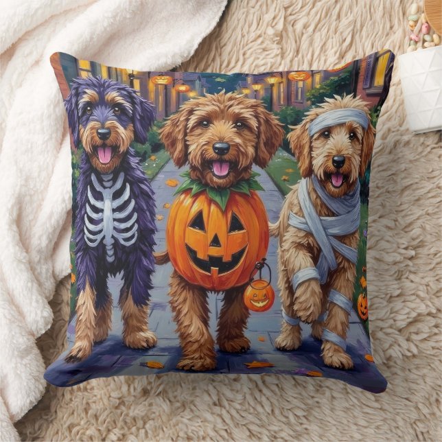 Bernedoodle Hunde Trick-or-Treating in Halloween C Kissen (Decke)