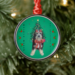 Bernedoodle im Weihnachtsoutfit rockt um den Baum Ornament Aus Metall