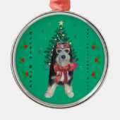 Bernedoodle in Christmas Outfit Rockin Round Tree Ornament Aus Metall (Vorne)