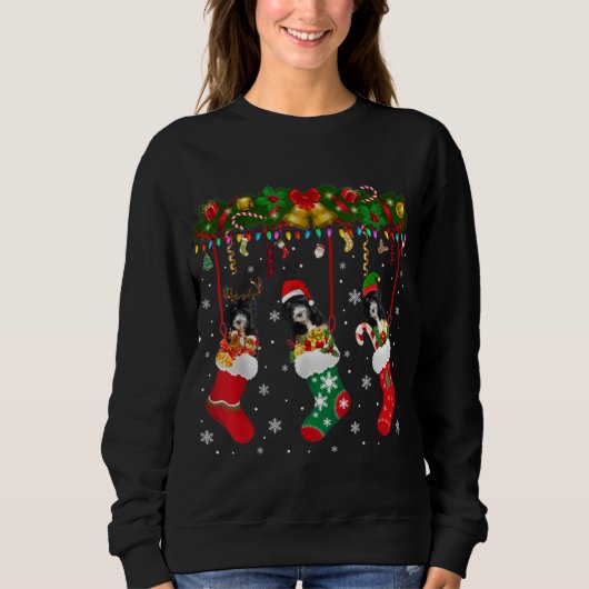 Bernedoodle in Sock Xmas Rentier Santa ELF Hund Sweatshirt (Vorderseite)