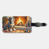 Bernedoodle Kamin mit Weihnachtslichtern Gepäckanhänger (Rückseite horizontal)