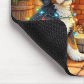 Bernedoodle Kamin mit Weihnachtslichtern Mousepad (Ecke)