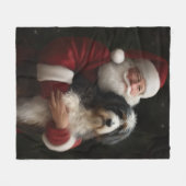Bernedoodle mit dem Weihnachtsmann Weihnachten Fleecedecke (Vorderseite (Horizontal))